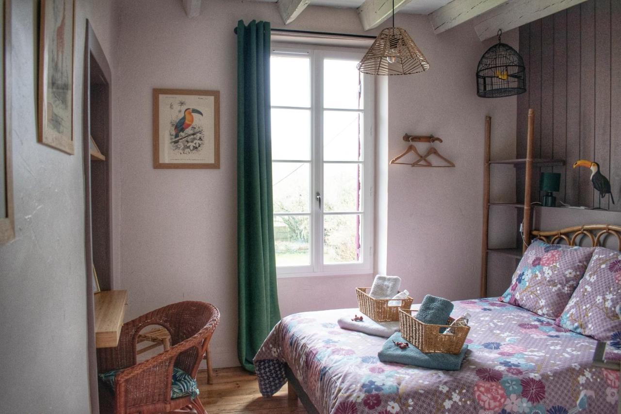Les Volets Violets Bed & Breakfast Salles  Phòng bức ảnh