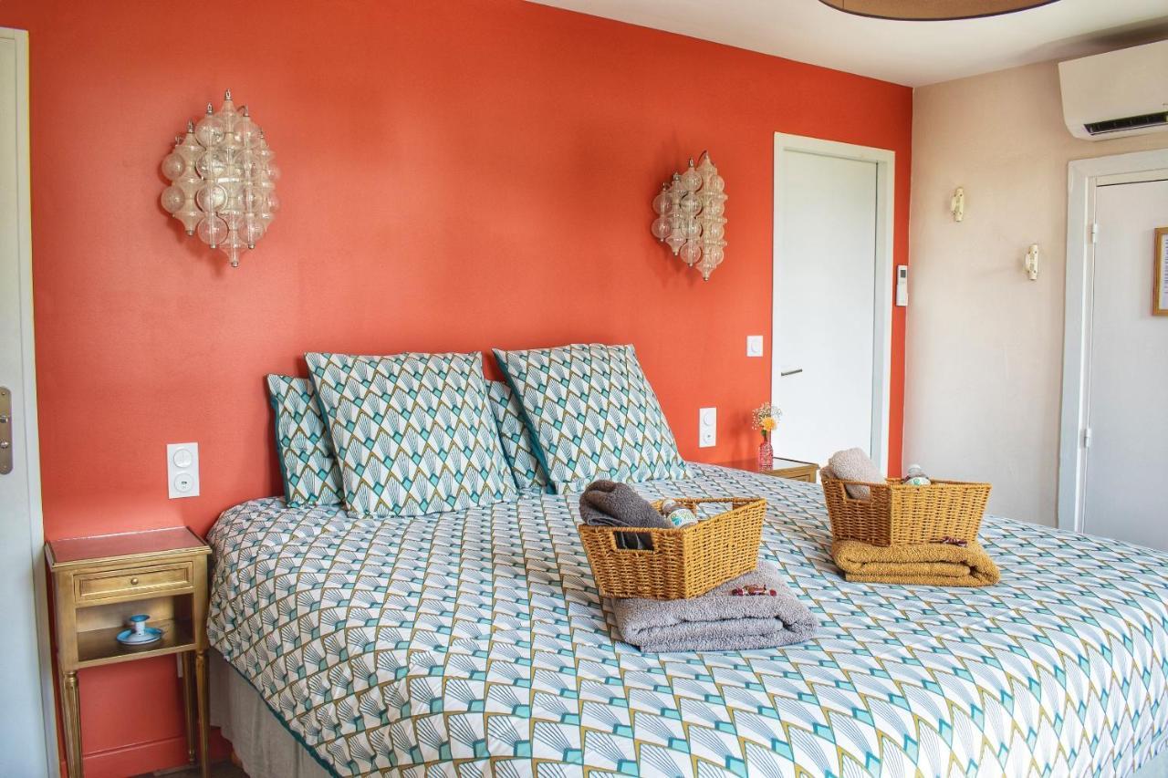 Les Volets Violets Bed & Breakfast Salles  Ngoại thất bức ảnh