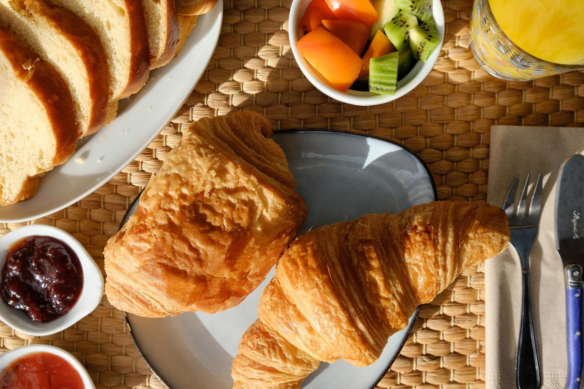 Les Volets Violets Bed & Breakfast Salles  Phòng bức ảnh