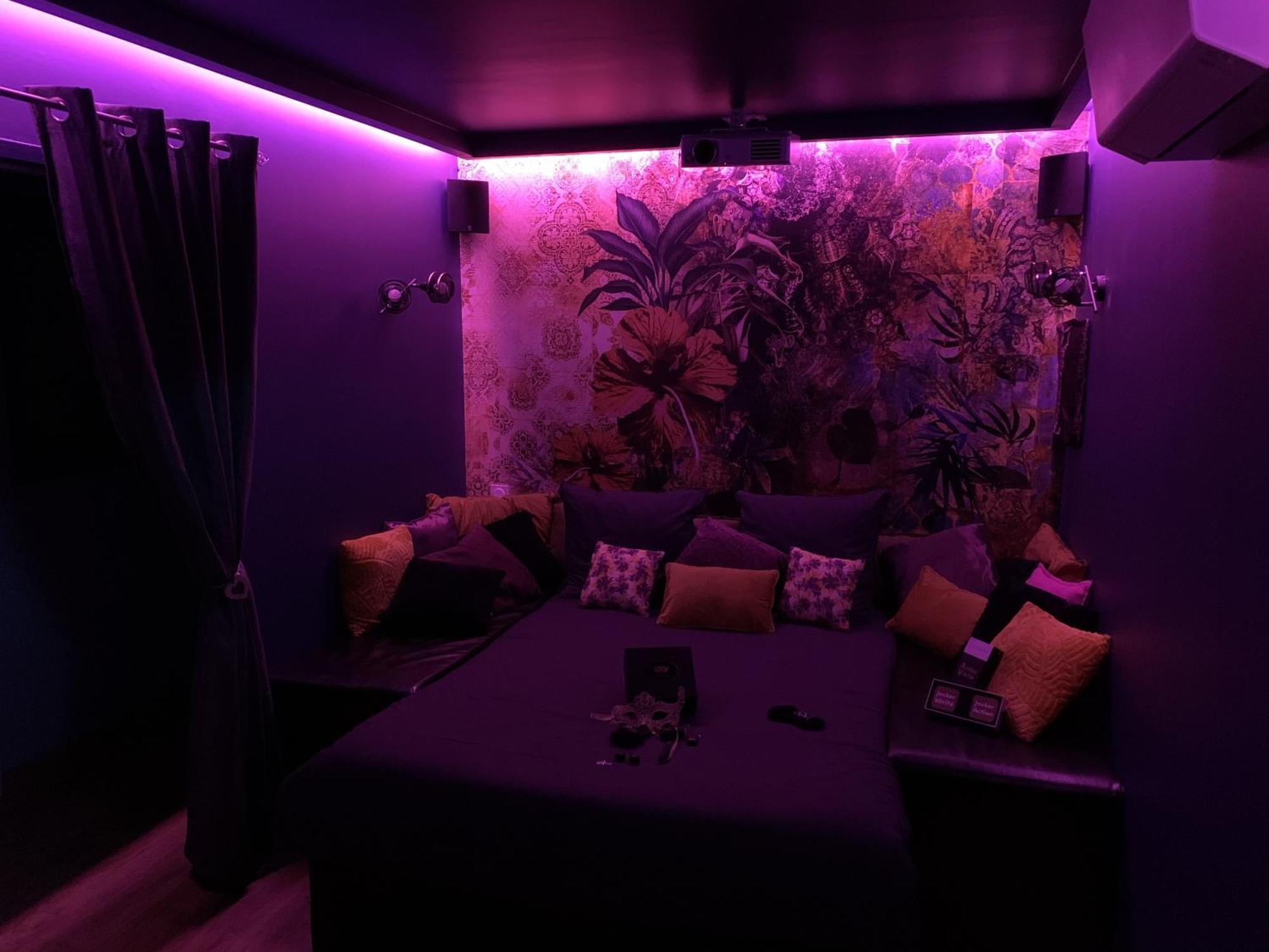 Les Volets Violets Bed & Breakfast Salles  Phòng bức ảnh