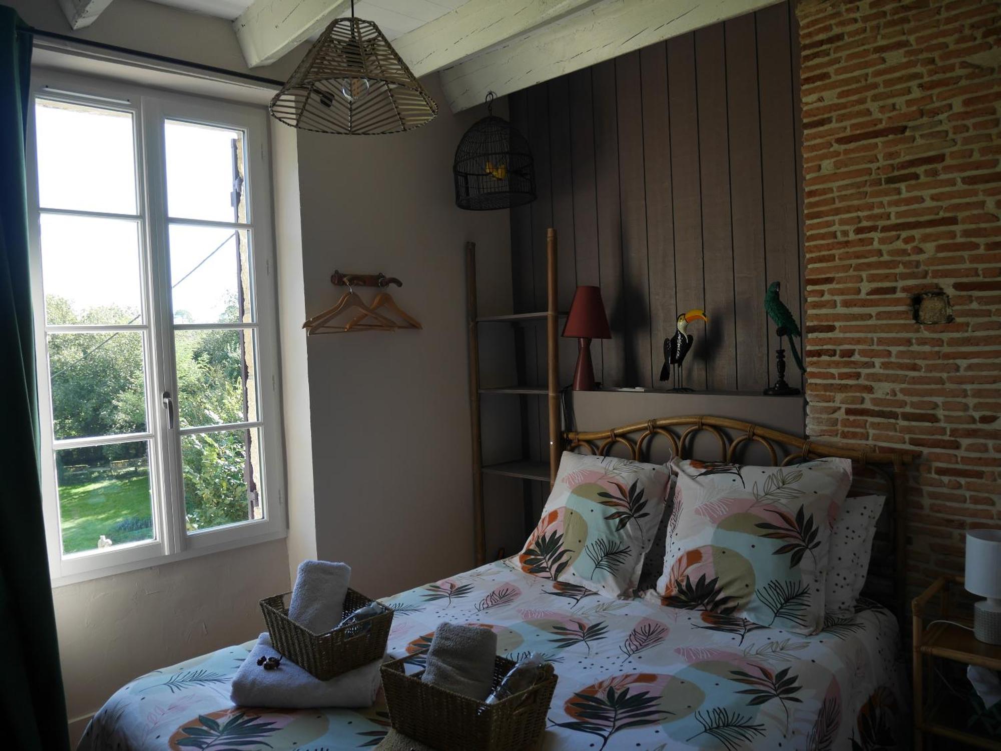 Les Volets Violets Bed & Breakfast Salles  Phòng bức ảnh