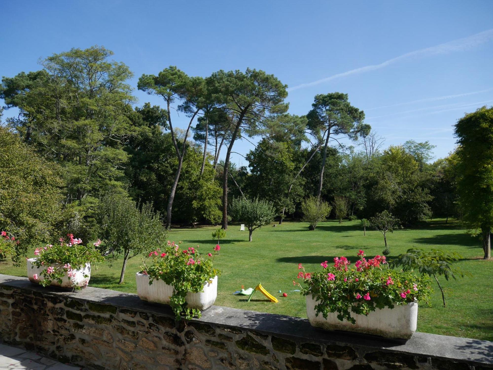 Les Volets Violets Bed & Breakfast Salles  Ngoại thất bức ảnh