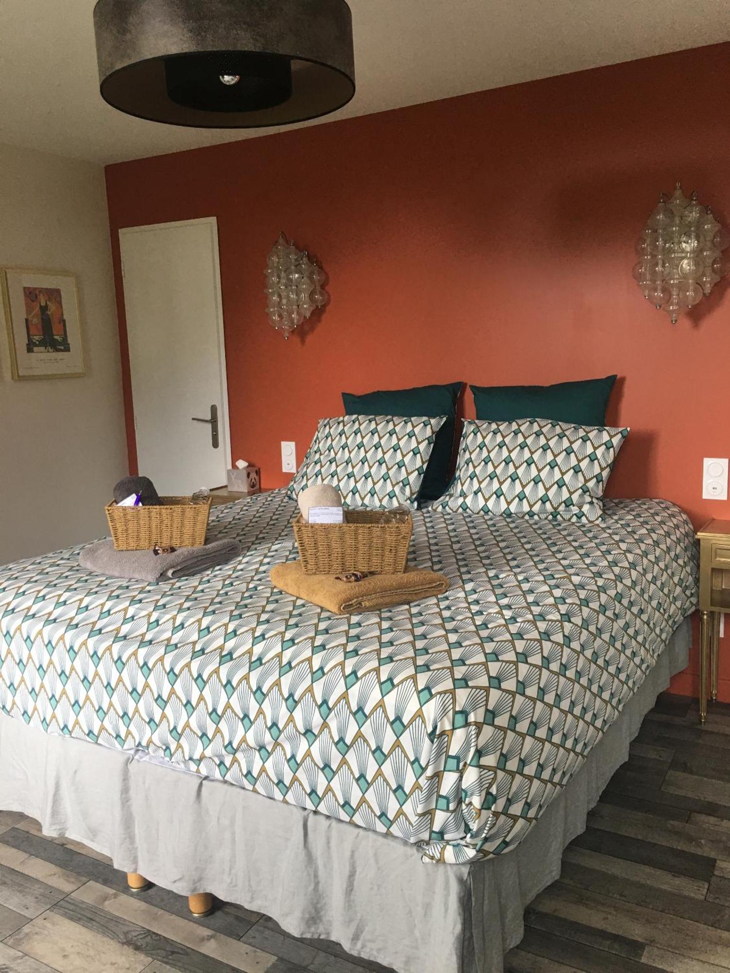 Les Volets Violets Bed & Breakfast Salles  Phòng bức ảnh