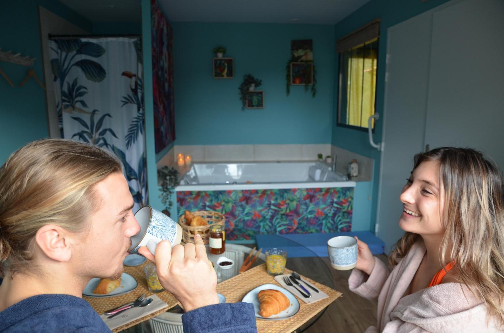Les Volets Violets Bed & Breakfast Salles  Ngoại thất bức ảnh